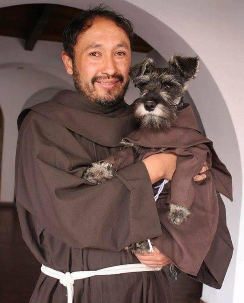 E o doguinho de rua que foi adotado por um monastério e agora ele é o “Frei do Bigode”