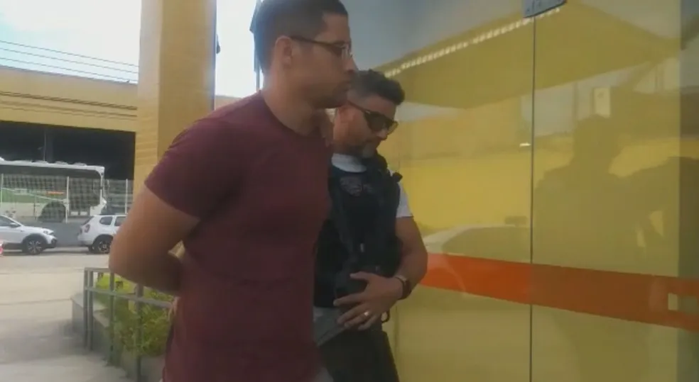 Vigilante é preso por dar mata-leão na esposa depois que ela visualizou mensagens dele com outras mulheres