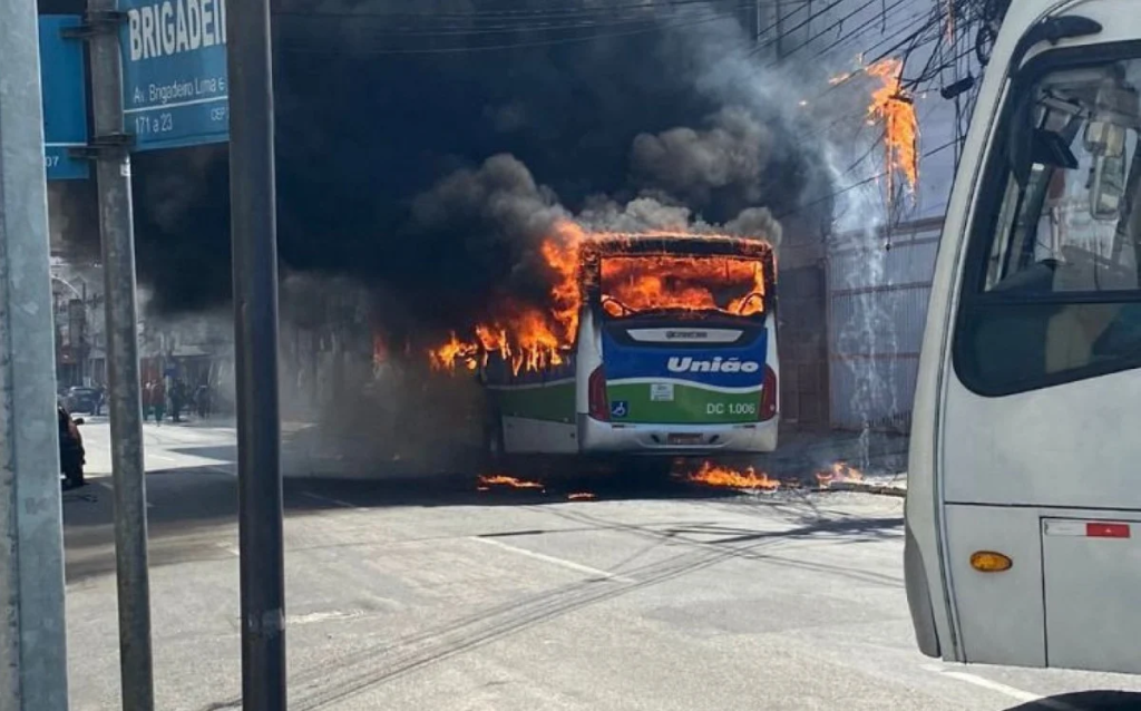 Criança ferida em incêndio criminoso de ônibus em Caxias tem 90% do corpo queimado