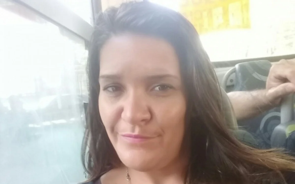 Mulher é esfaqueada pelo namorado na presença da filha e tem estado de saúde agravado após nova cirurgia