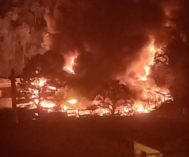 Incêndio atinge garagem de empresas de ônibus em Petrópolis; fogo é controlado