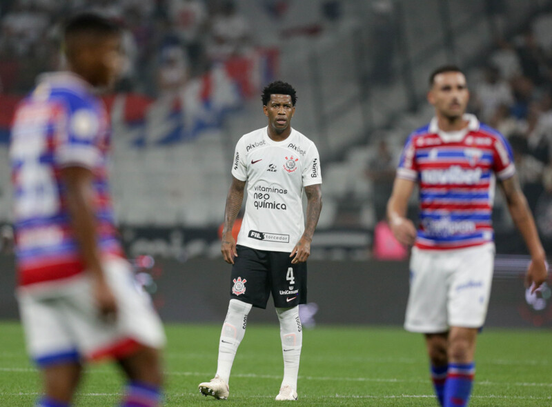 Flamengo permanece no ‘Z-4’ após empate do Corinthians com o Fortaleza