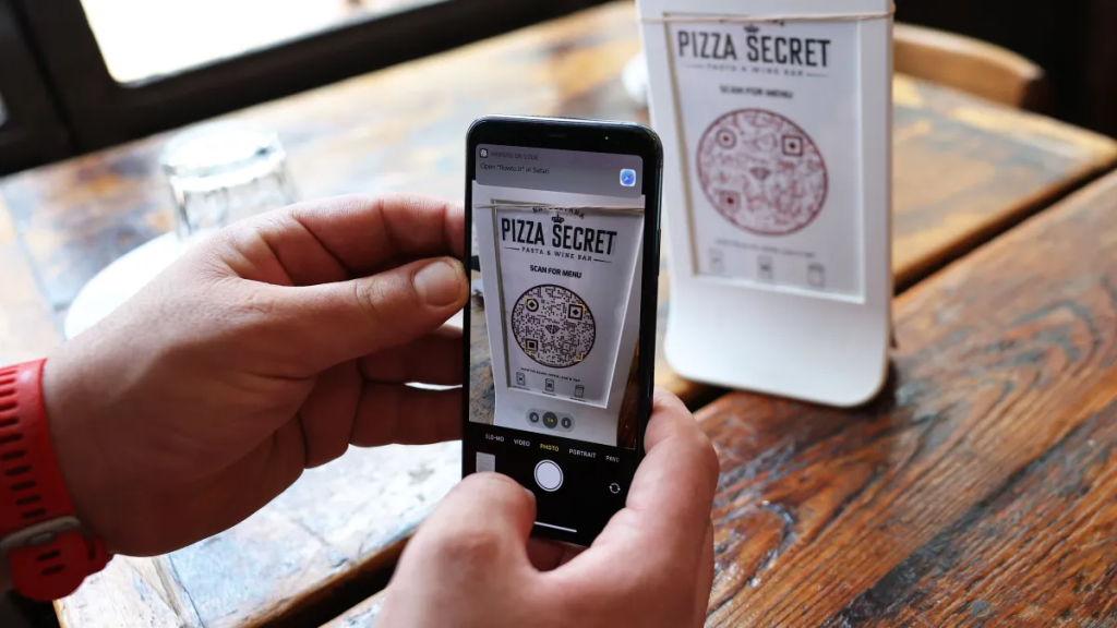 Deputados do RJ aprovam projeto de lei que proíbe o uso exclusivo de QR code em cardápios