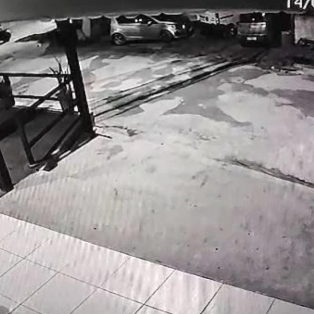 Mulher é atropelada em Niterói e incidente é capturado por câmera de segurança
