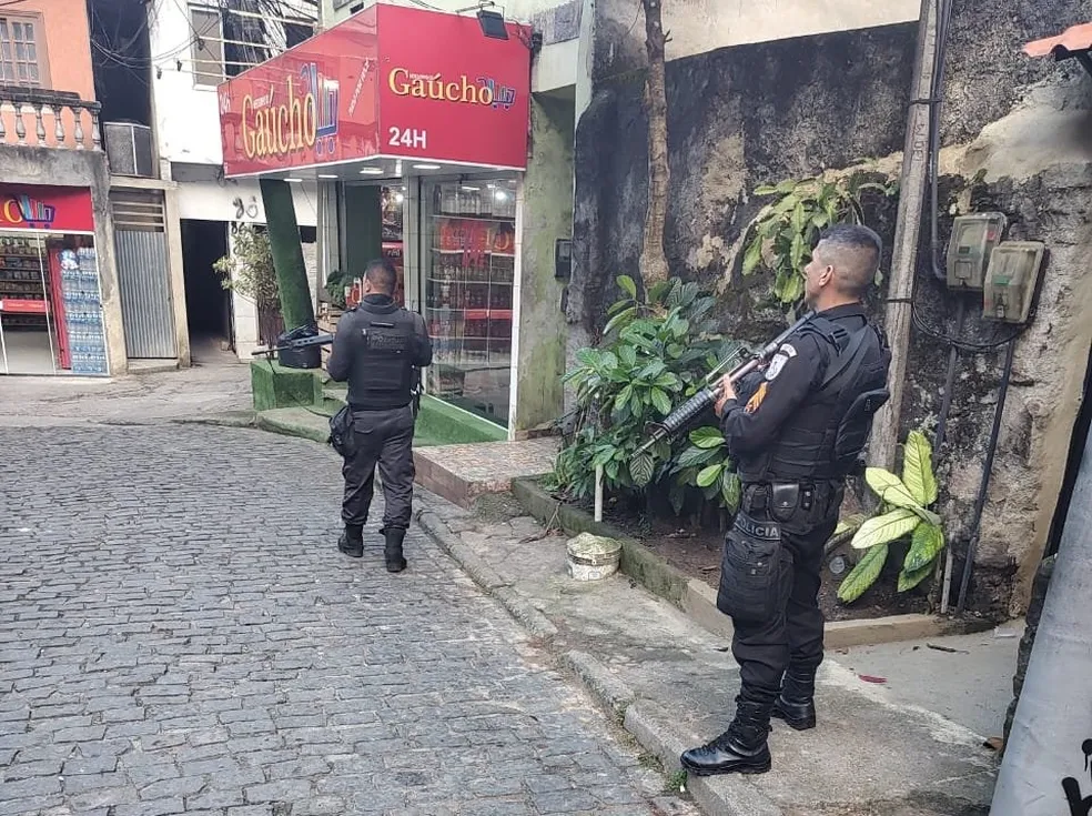 Adolescente de 12 anos é baleado no Morro do Banco, na Zona Oeste do Rio