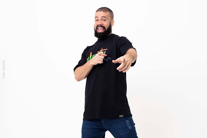 Municipal recebe stand up comedy do humorista Junior Chicó