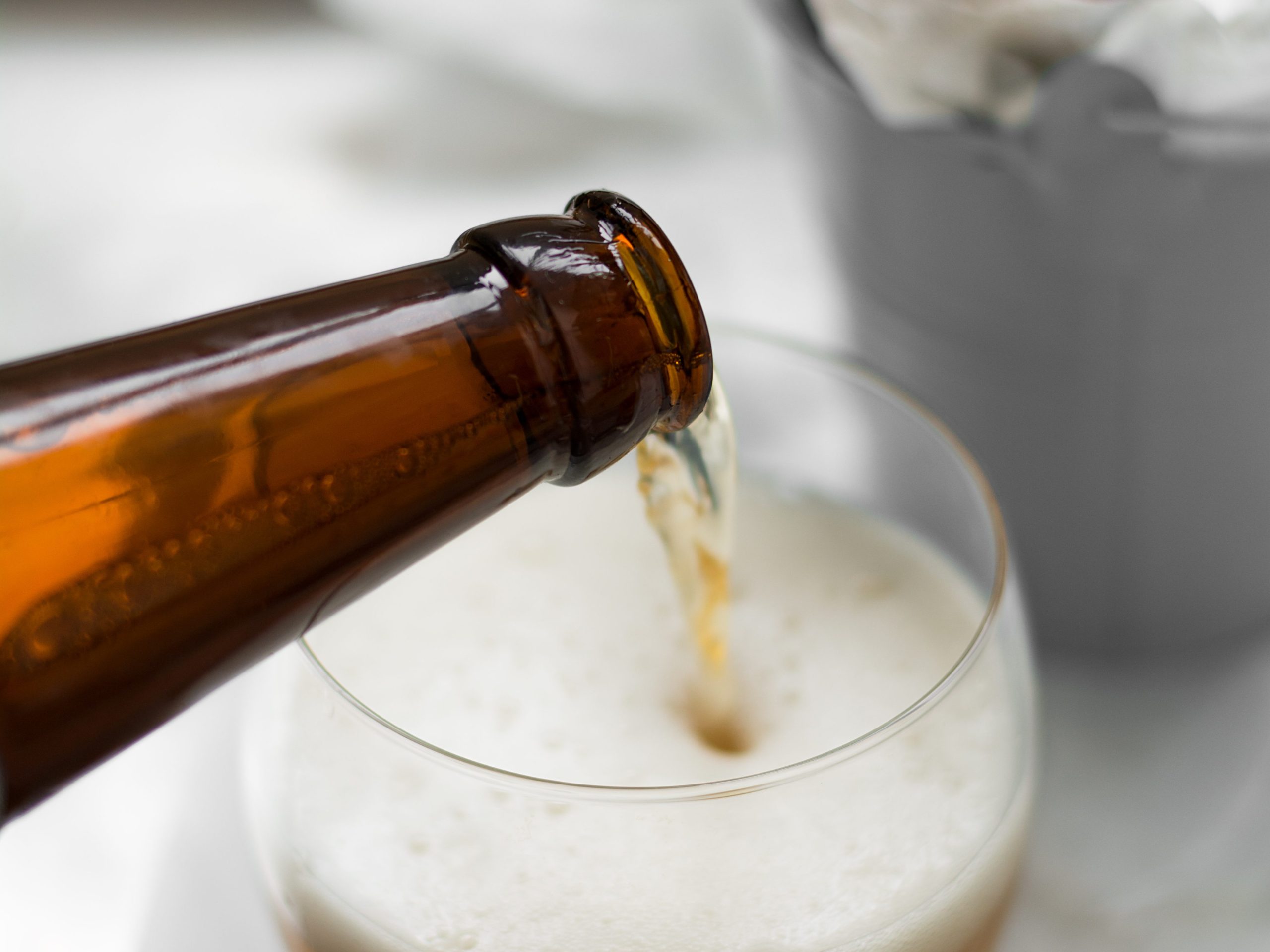 Heineken e Ambev comunicam reajuste nos preços das cervejas, impactando o bolso dos consumidores