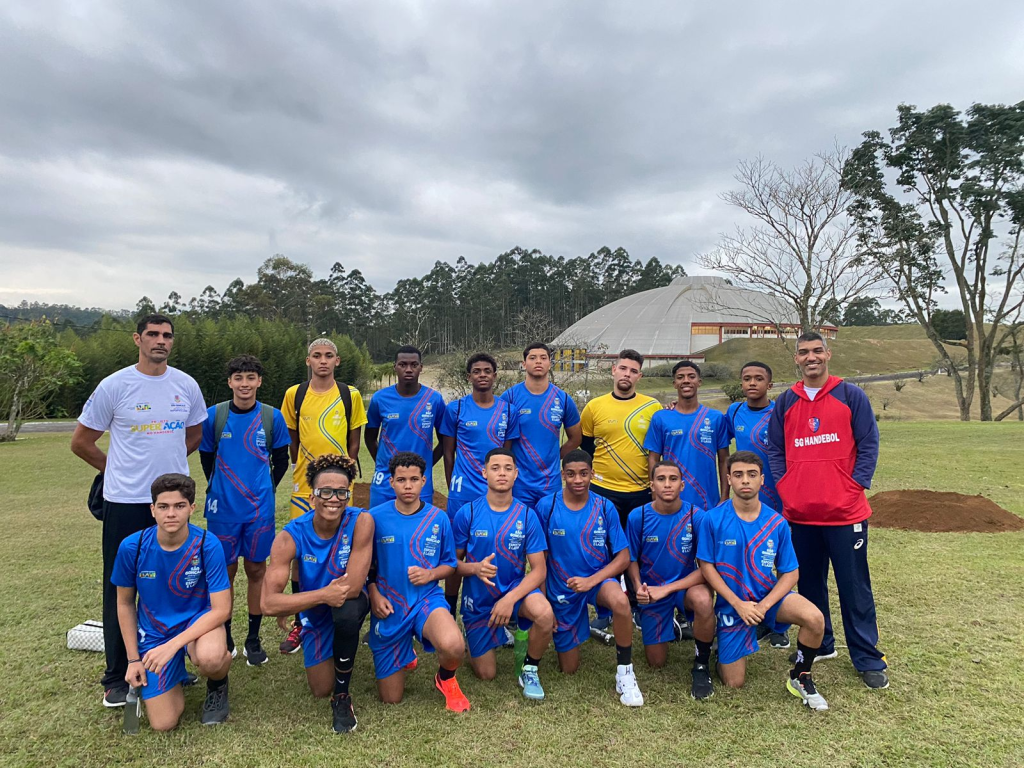 Meninos do Superação no Handebol competem em São Paulo