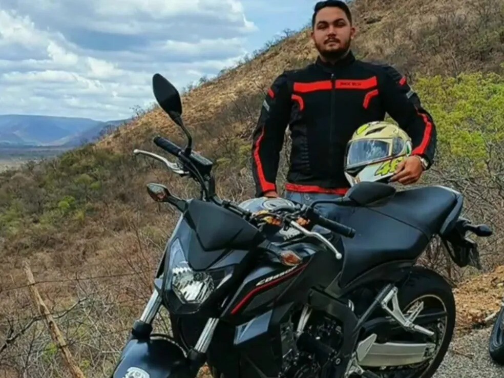 Motociclista a mais de 200 km/h colide com carro e morre
